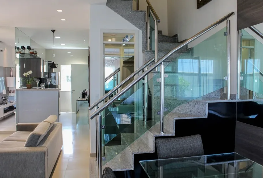 Casa duplex à venda com 205 metros em condomínio fechado