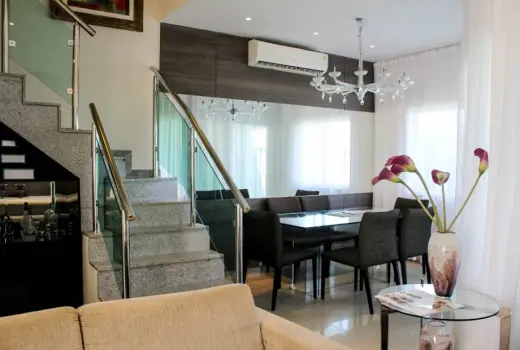 Casa duplex à venda com 205 metros em condomínio fechado